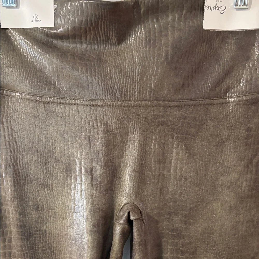 SPANX Crocodile Texture Shades of Olive Leggings - Picture 4 of 9